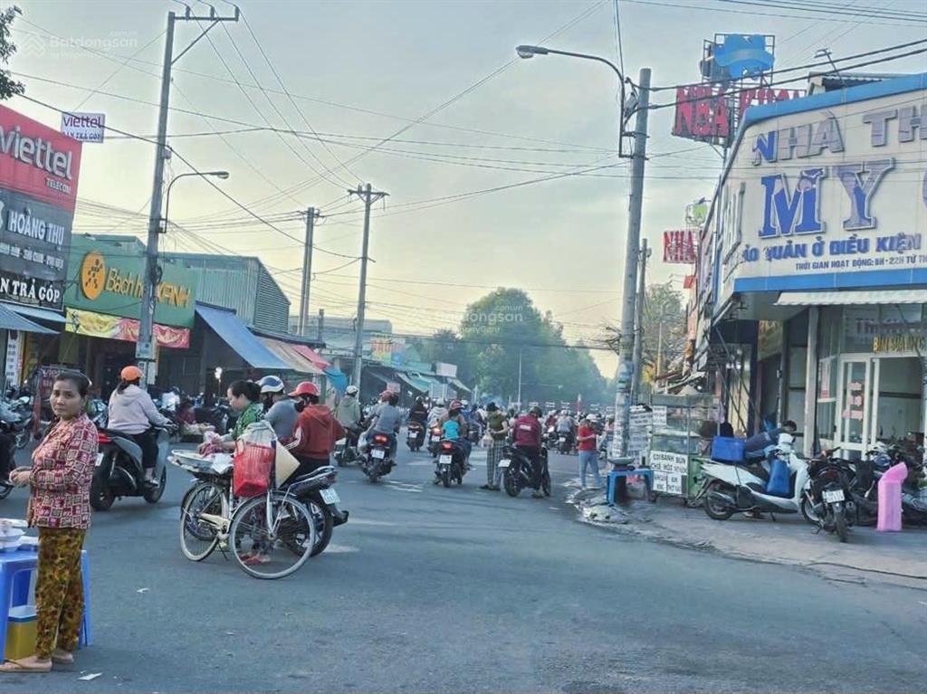 Hạ giá bán nhà lầu mặt tiền kinh doanh đường chính d1 trong kdc giá tốt.