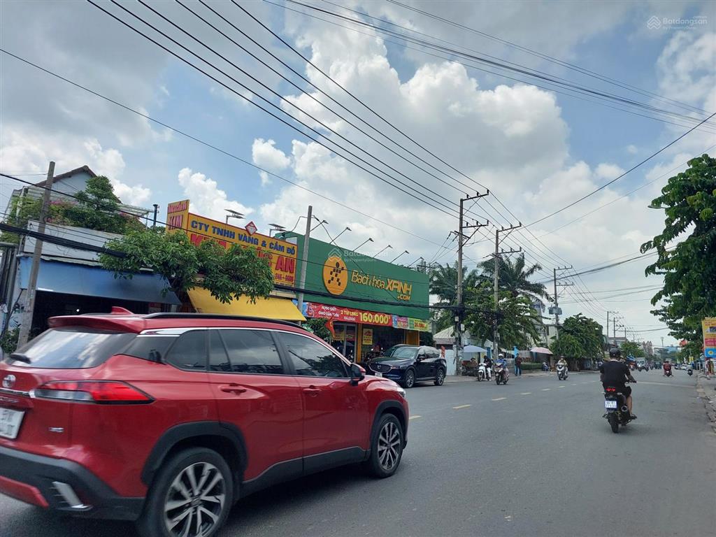 Hạ giá bán nhà lầu mặt tiền kinh doanh đường chính d1 trong kdc giá tốt.