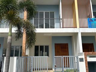 Bán căn shophouse suncasa 1 mặt tiền đường d10 đối diện khu biệt thự giá 3,2 tỷ / 80m2 nhà thô