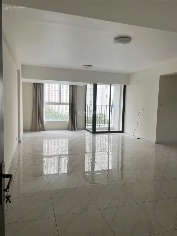 Suất sổ hồng  bán căn hộ luxury residence mặt tiền ql13, gần aeon, vsip1 3pn 2wc 123m2 nhà trống