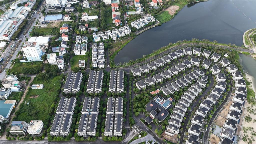 Nhà liền kề giữa trung tâm du lịch. 5 tầng. cạnh da intercon. ngay sát biển. giá chỉ trên 9tỷ