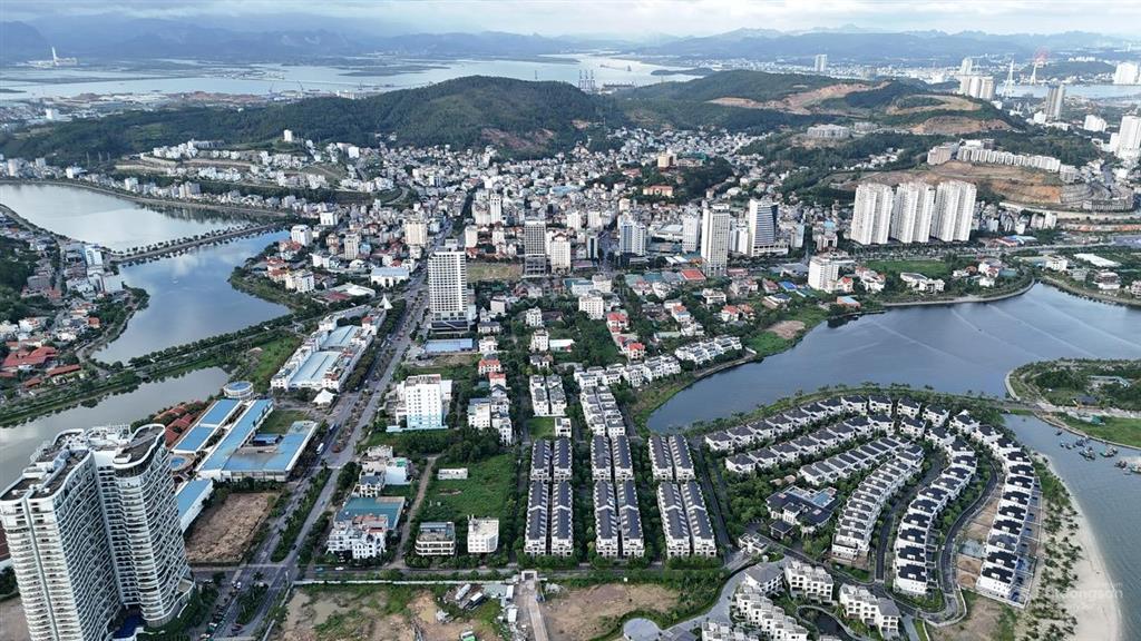 Nhà liền kề giữa trung tâm du lịch. 5 tầng. cạnh da intercon. ngay sát biển. giá chỉ trên 9tỷ