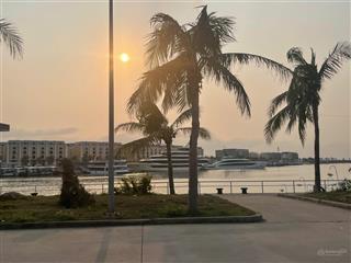 Cần bán k. sạn mặt biển âu tầu đảo ngịc tuần châu  100% phòng view vịnh. 3 căn shophouse đập thông