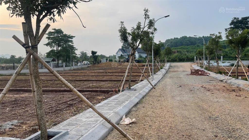 Bán gấp lô 2 mặt tiền 550 triệu 75m2 full thổ cư đường vào 9m sát vách dự án utopia villa & resort