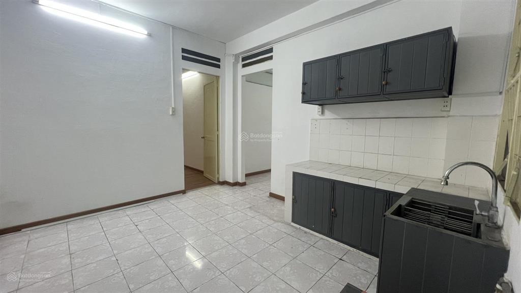 Cho thuê căn hộ a4 phan xích long 60m 2pn 1wc bancon nhà trống 10tr7