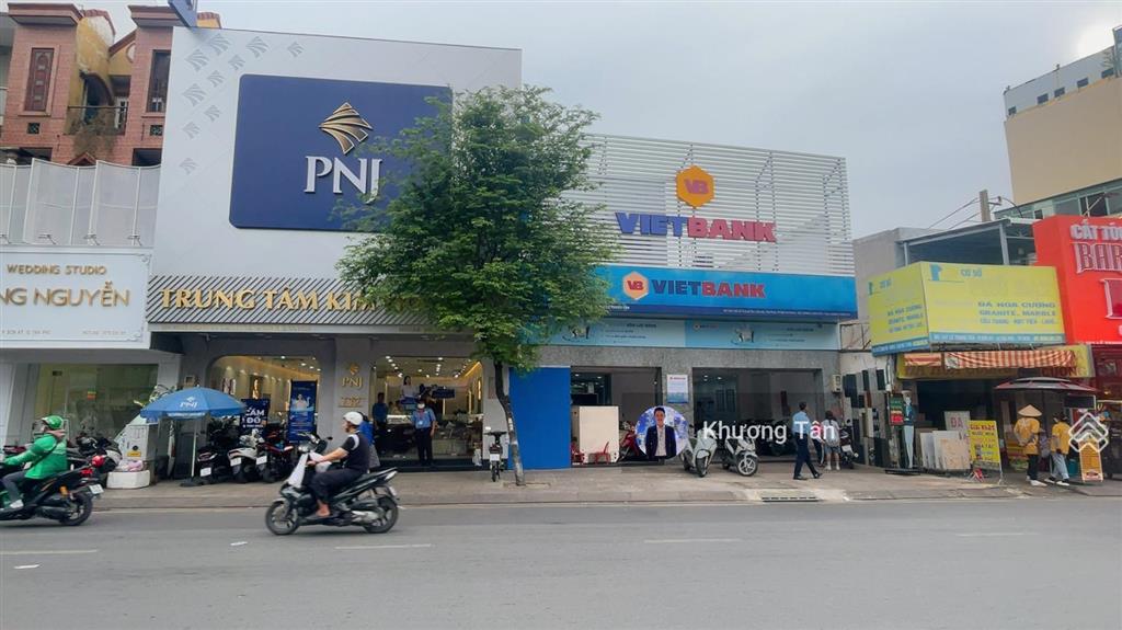 Mặt tiền lê trọng tấn 10.5x26m, vuông vắn. vị trí đẹp, sầm uất, nhiều ngân hàng và thương hiệu lớn
