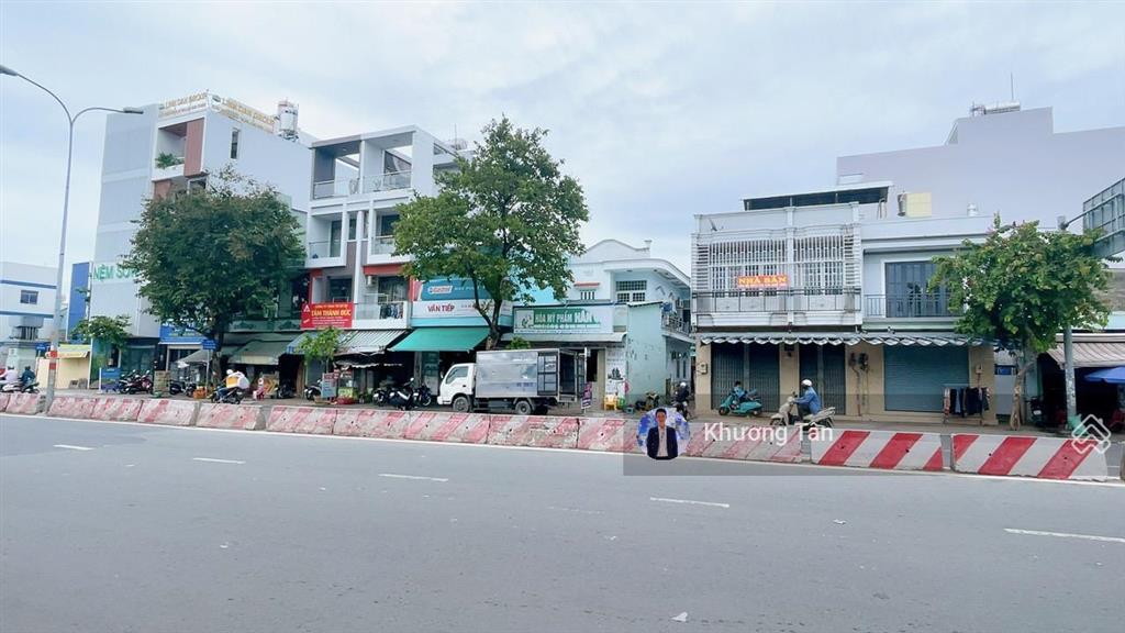 Mặt tiền lê trọng tấn 10.5x26m, vuông vắn. vị trí đẹp, sầm uất, nhiều ngân hàng và thương hiệu lớn