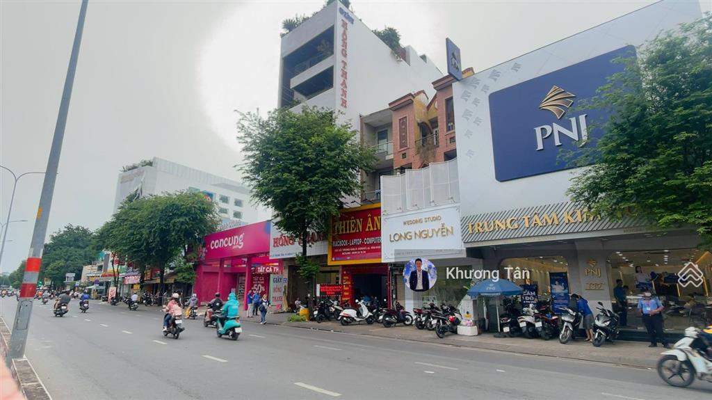 Mặt tiền lê trọng tấn 10.5x26m, vuông vắn. vị trí đẹp, sầm uất, nhiều ngân hàng và thương hiệu lớn