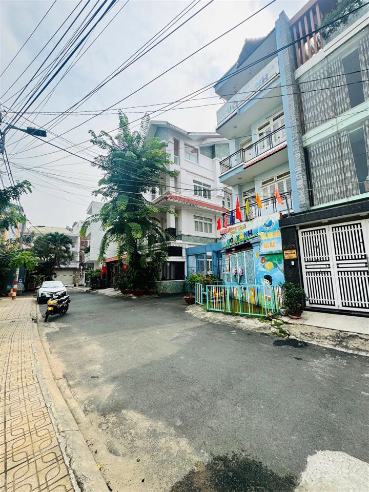 Gò dầu hẻm nhựa 8m có lề rộng, đối diện công viên nội bộ. dt 4.5x17m, vuông, nhà 4 tầng còn mới