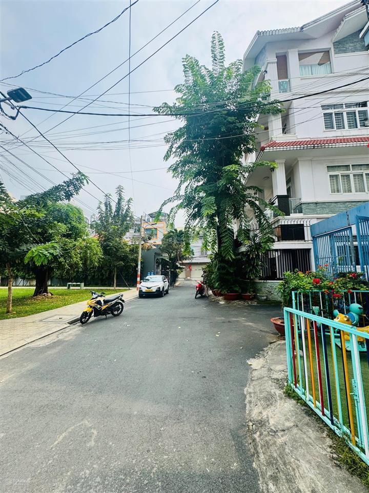 Gò dầu hẻm nhựa 8m có lề rộng, đối diện công viên nội bộ. dt 4.5x17m, vuông, nhà 4 tầng còn mới