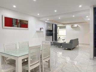 Bán căn hộ tầng cao tòa nhà e4 ciputra, giá tốt 121m2 full nội thất