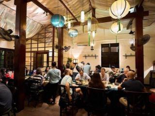 Bán nhà cổ mặt tiền tại trần phú hội an, giá thỏa thuận, 300m2 đang cho thuê 250tr/ tháng ngang 10m
