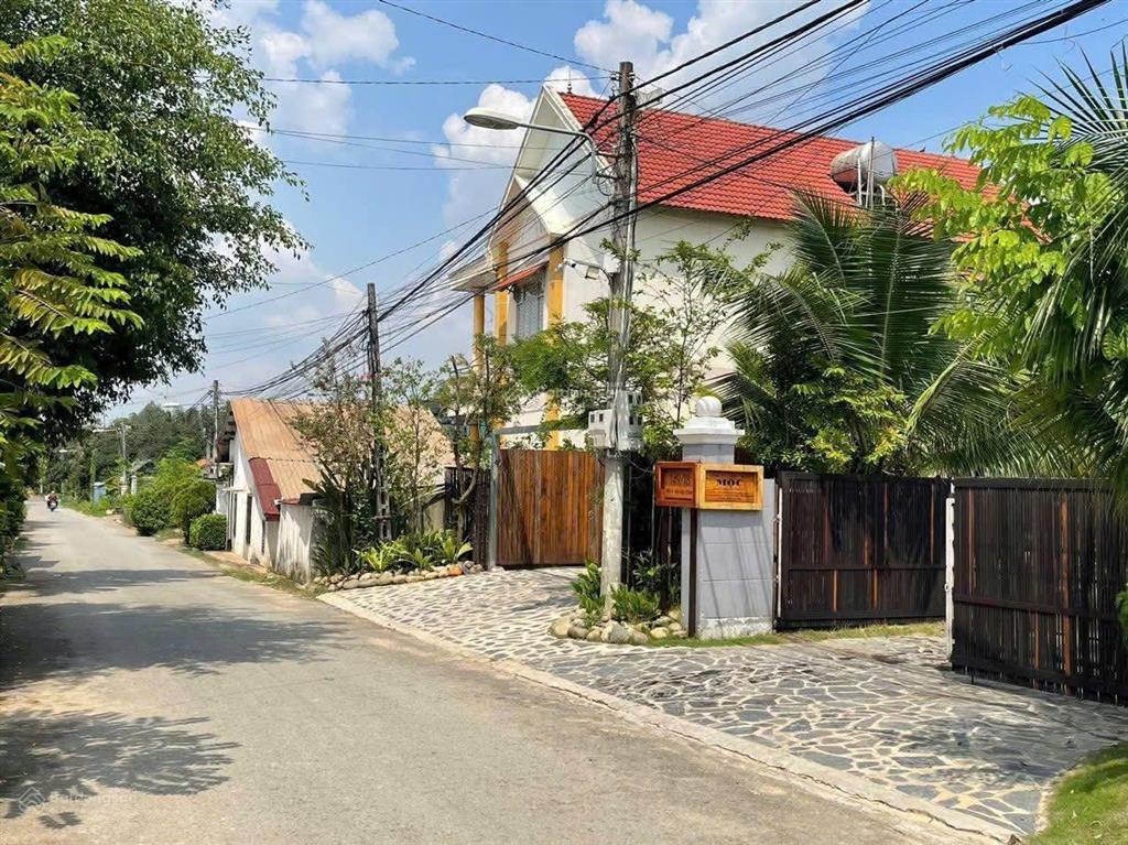 Nhà sân vườn nghỉ dưỡng tdm 1041m2 có sẵn khuôn viên tiểu cảnh hồ cá koi cực kỳ đẹp giá 13,9 tỷ