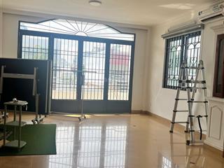 Phòng 42m, ngang rộng 4,8m, dài suốt, làm văn phòng, dạy học, yoga, kinh doanh online, lối đi riêng
