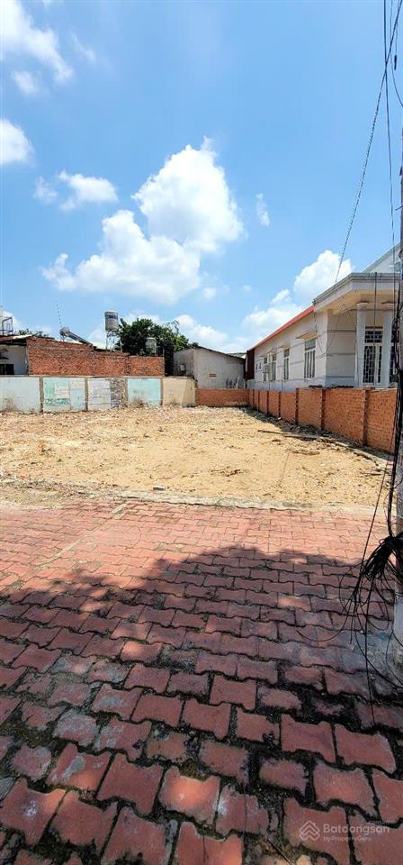 Bán gấp đất mặt tiền vị trí kinh doanh tốt, cách bd chỉ 500m, giá siêu tốt