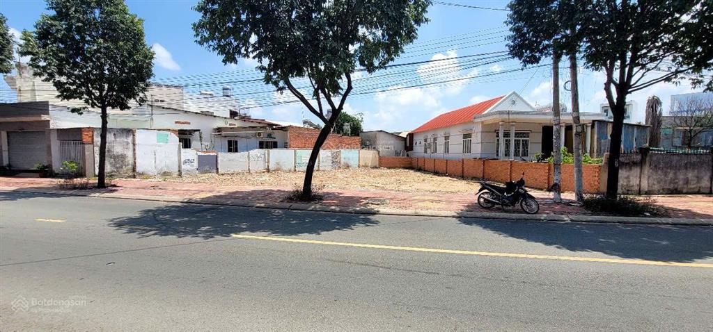 Bán gấp đất mặt tiền vị trí kinh doanh tốt, cách bd chỉ 500m, giá siêu tốt