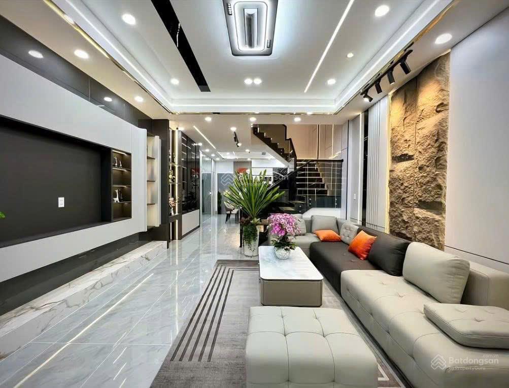 Nhà 4,5x30m xây 1 trệt 2 lầu 4 phòng ngủ 5wc, sổ hồng riêng, đường xe hơi