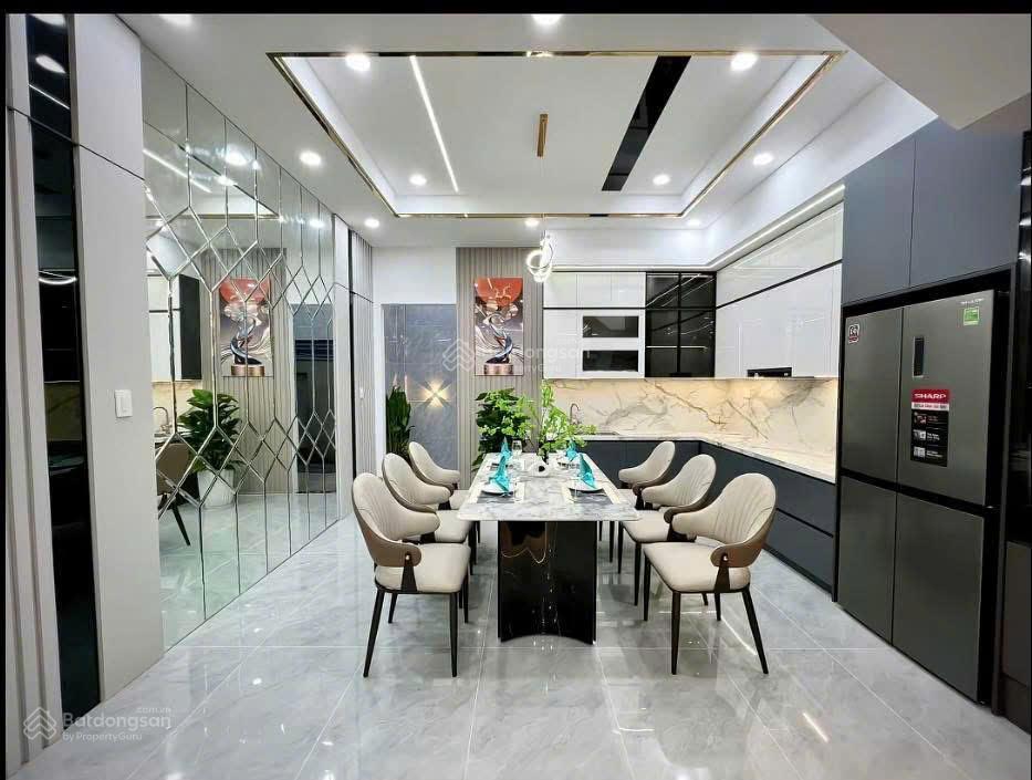 Nhà 4,5x30m xây 1 trệt 2 lầu 4 phòng ngủ 5wc, sổ hồng riêng, đường xe hơi
