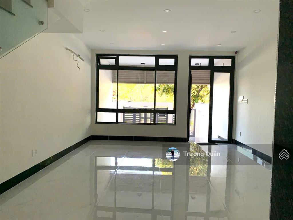 Cho thuê trệt + lầu 1 dtsd ~ 160m2 hoàn thiện nội thất có thang máy lối đi riêng kđt vạn phúc city.