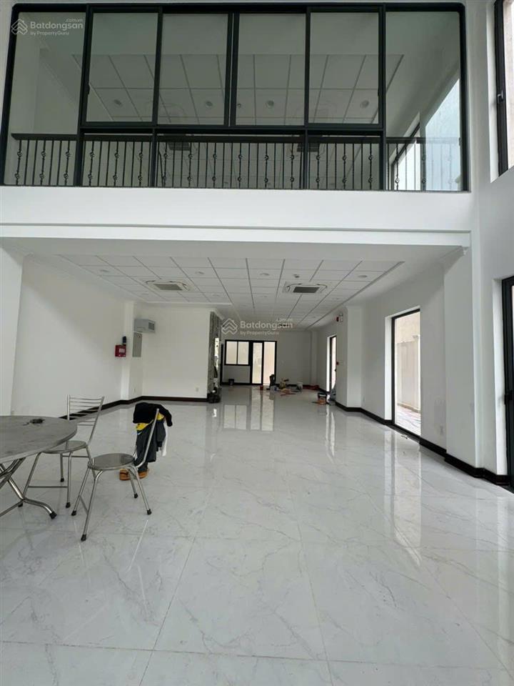 Cho thuê nguyên căn shophouse đinh thị thi hoàn thiện có thang máy máy lạnh, sàn trống kđt vạn phúc