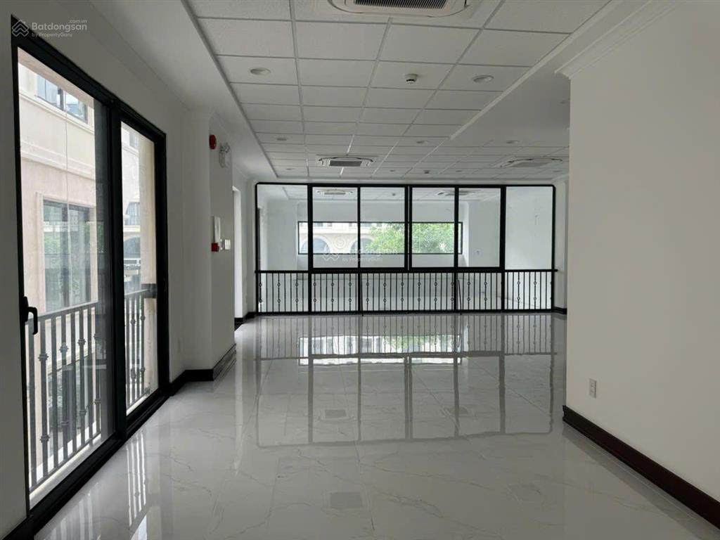 Cho thuê nguyên căn shophouse đinh thị thi hoàn thiện có thang máy máy lạnh, sàn trống kđt vạn phúc