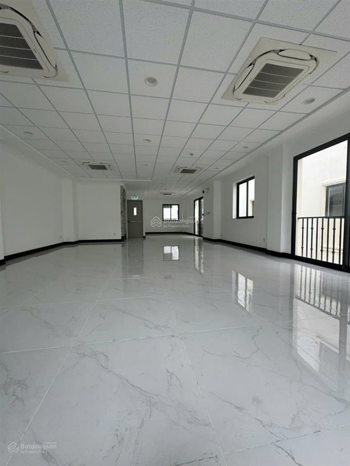 Cho thuê nguyên căn shophouse đinh thị thi hoàn thiện có thang máy máy lạnh, sàn trống kđt vạn phúc