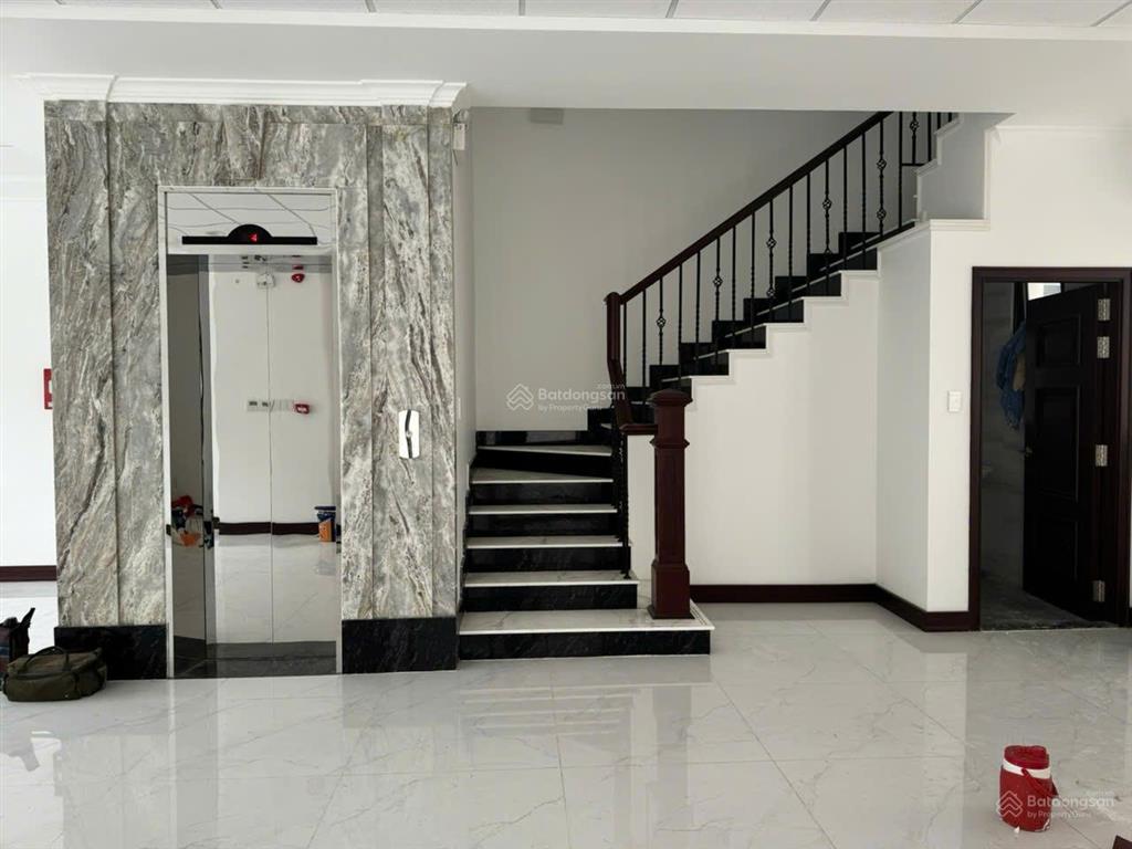 Cho thuê nguyên căn shophouse đinh thị thi hoàn thiện có thang máy máy lạnh, sàn trống kđt vạn phúc