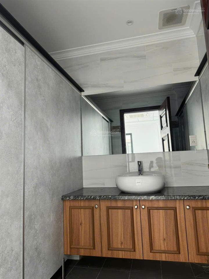 Cho thuê nguyên căn shophouse đinh thị thi hoàn thiện có thang máy máy lạnh, sàn trống kđt vạn phúc