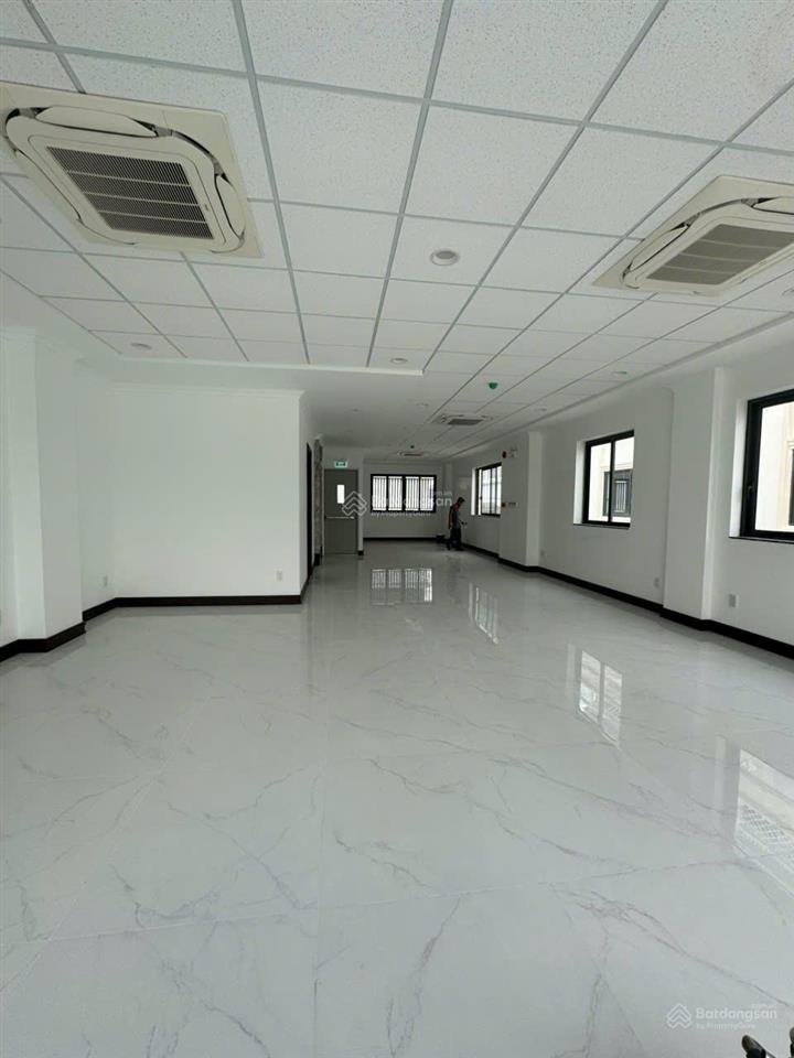 Cho thuê nguyên căn shophouse đinh thị thi hoàn thiện có thang máy máy lạnh, sàn trống kđt vạn phúc