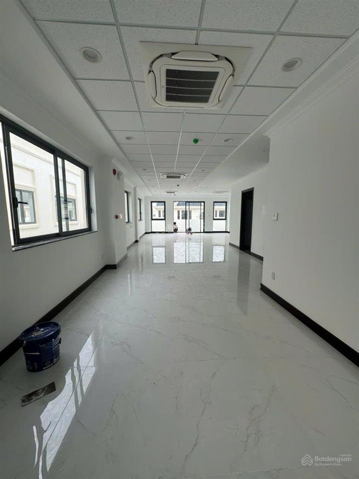 Cho thuê nguyên căn shophouse đinh thị thi hoàn thiện có thang máy máy lạnh, sàn trống kđt vạn phúc