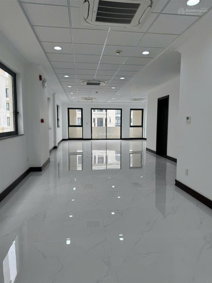 Cho thuê nguyên căn shophouse đinh thị thi hoàn thiện có thang máy máy lạnh, sàn trống kđt vạn phúc