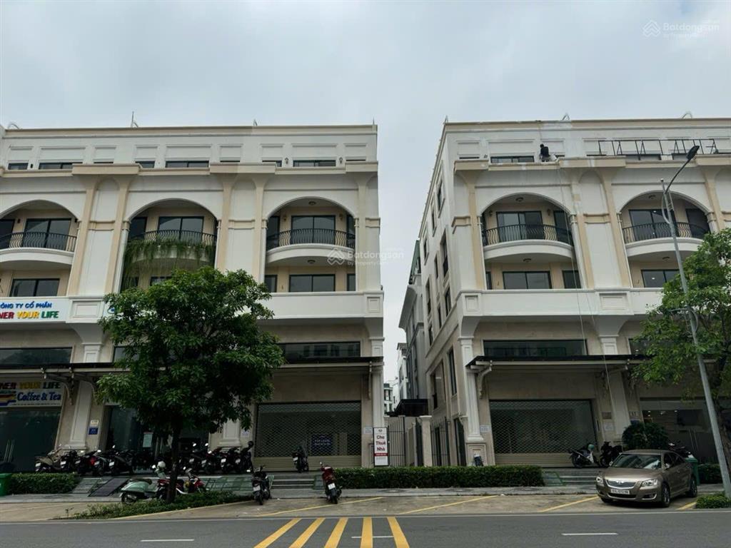 Cho thuê nguyên căn shophouse đinh thị thi hoàn thiện có thang máy máy lạnh, sàn trống kđt vạn phúc