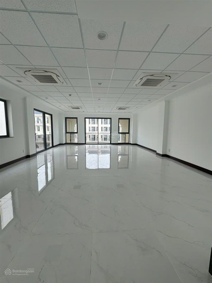 Cho thuê nguyên căn shophouse đinh thị thi hoàn thiện có thang máy máy lạnh, sàn trống kđt vạn phúc