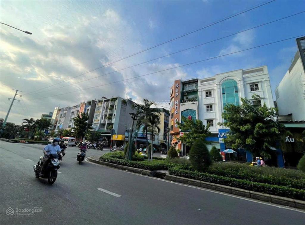 Bán mặt tiền hàng hiệu phan xích long , phú nhuận 125 tỷ.