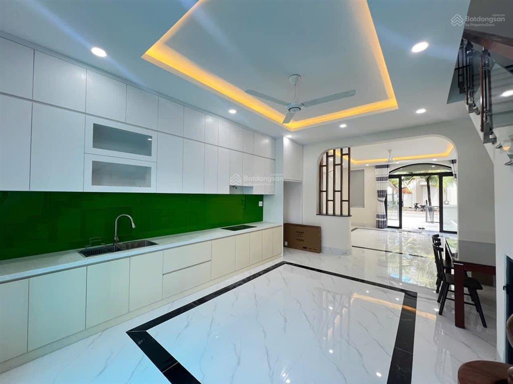 Cho thuê nhà 100m2, 3 tầng, 3 phòng ngủ 4 vệ sinh 6 triệu/tháng. cách chợ 300m chính chủ 0906 443 ***