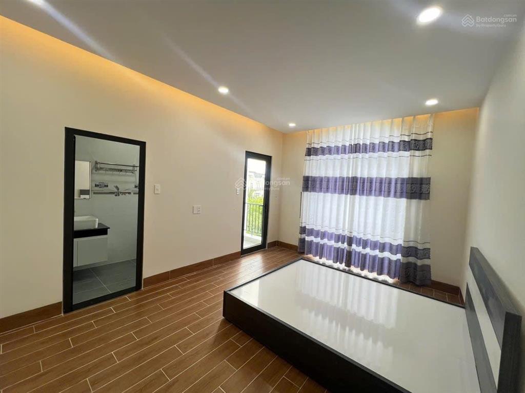 Cho thuê nhà 100m2, 3 tầng, 3 phòng ngủ 4 vệ sinh 6 triệu/tháng. cách chợ 300m chính chủ 0906 443 ***