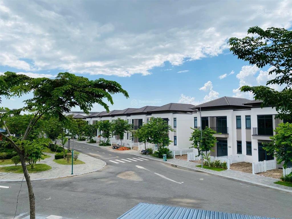 Ngộp bán 1 tỷ 750 triệu căn 100m2 1 trệt 1 lầu, đã có sổ  0906 443 ***