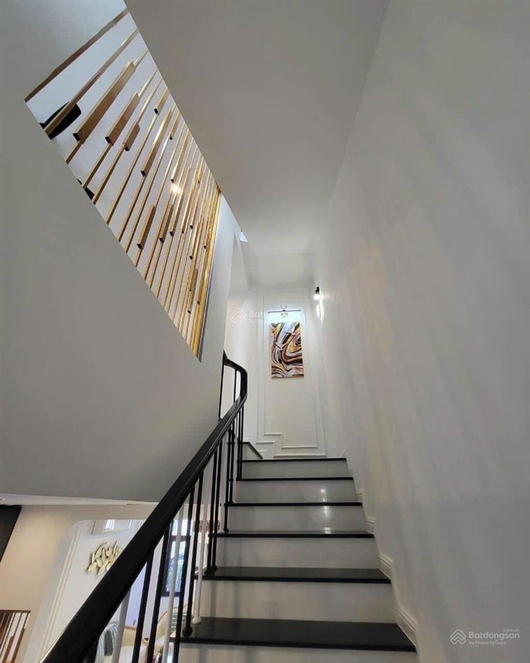 Cho thuê nhà 100m2, giá 8 triệu/th, 3 tầng 3pn, 4wc đối diện kcn chơn thành. gọi 0906 443 *** đi xem