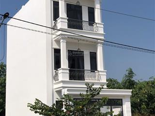 Cho thuê nhà 100m2, 3 tầng 3pn, 4wc đối diện kcn chơn thành, giá 8 triệu  gọi 0906 443 *** đi xem