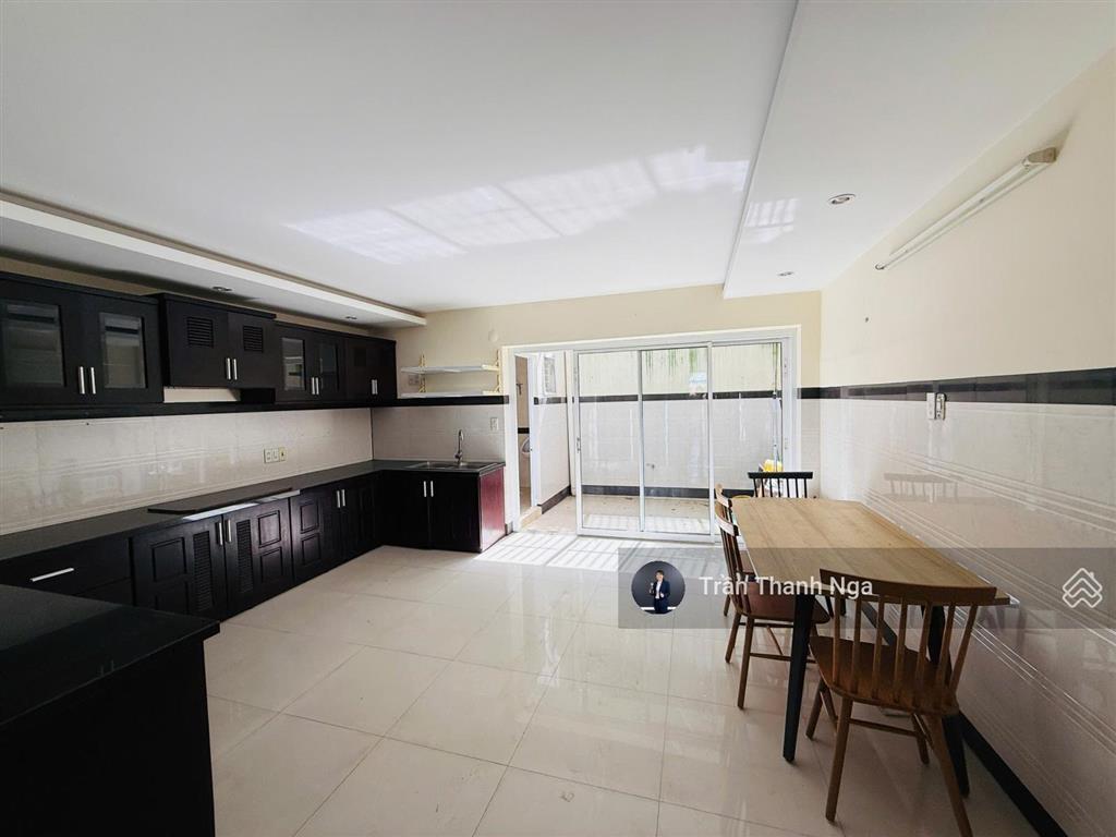 Bán tòa nhà đang kinh doanh căn hộ đường lớn 16m 10 căn hộ  gần biển nha trang  khai thác ngay