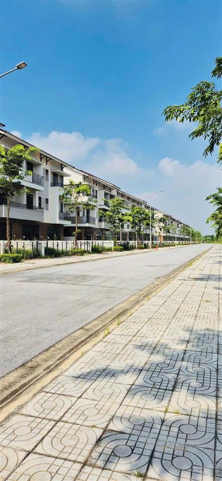 Cần bán gấp căn shophouse 3 tầng dt 120m2 tại centa riverside giá siêu hạt dẻ chỉ 6x tr/m2