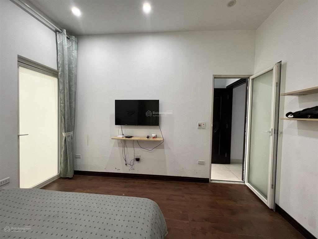 Chính chủ cho thuê căn hộ 1 phòng ngủ với ban công, máy giặt trong căn hộ tại 228 âu cơ, hồ tây