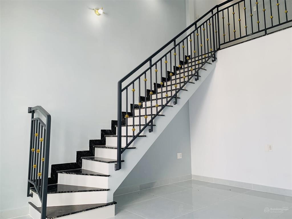 Bán nhà 4x18m, sổ hồng riêng gần chợ đầu mối
