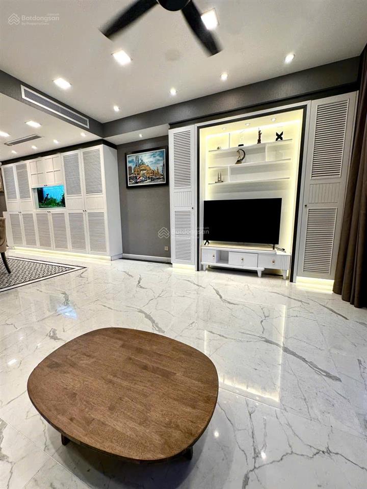 Dọn vào ở ngay căn hộ 3pn full nội thất đẹp  ban công rộng  view hồ bơi  giá chỉ 75 triệu/ tháng