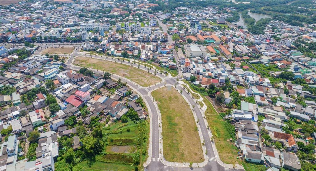 Cần bán đất ngay trung tâm thị trấn cần đước 80m2 giá 1tỷ450 (thương lượng).  0931 112 ***