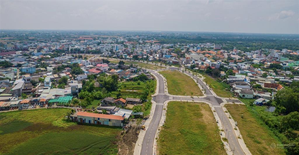 Cần bán đất ngay trung tâm thị trấn cần đước 80m2 giá 1tỷ450 (thương lượng).  0931 112 ***