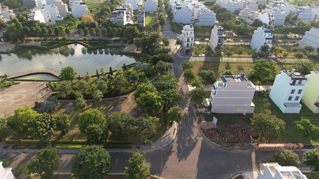 Cần bán lô mặt tiền đường d1 tại kđt năm sao 100m2 giá 3ty100 (thương lượng)  0931 112 *** ngân