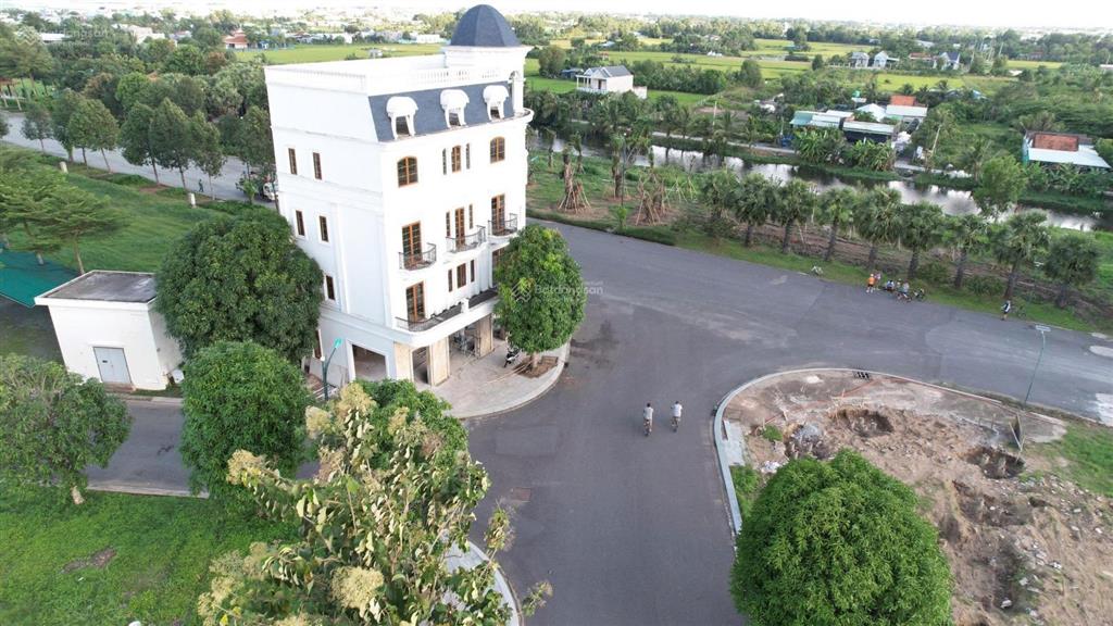 Cần bán lô mặt tiền đường d1 tại kđt năm sao 100m2 giá 3ty100 (thương lượng)  0931 112 *** ngân