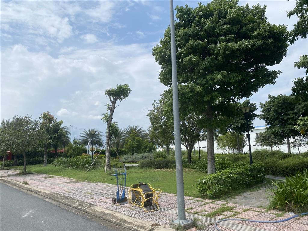 Bán gấp lô đất đối diện công viên 75m2 giá 2ty350 (thương lượng)  0931 112 *** ngân
