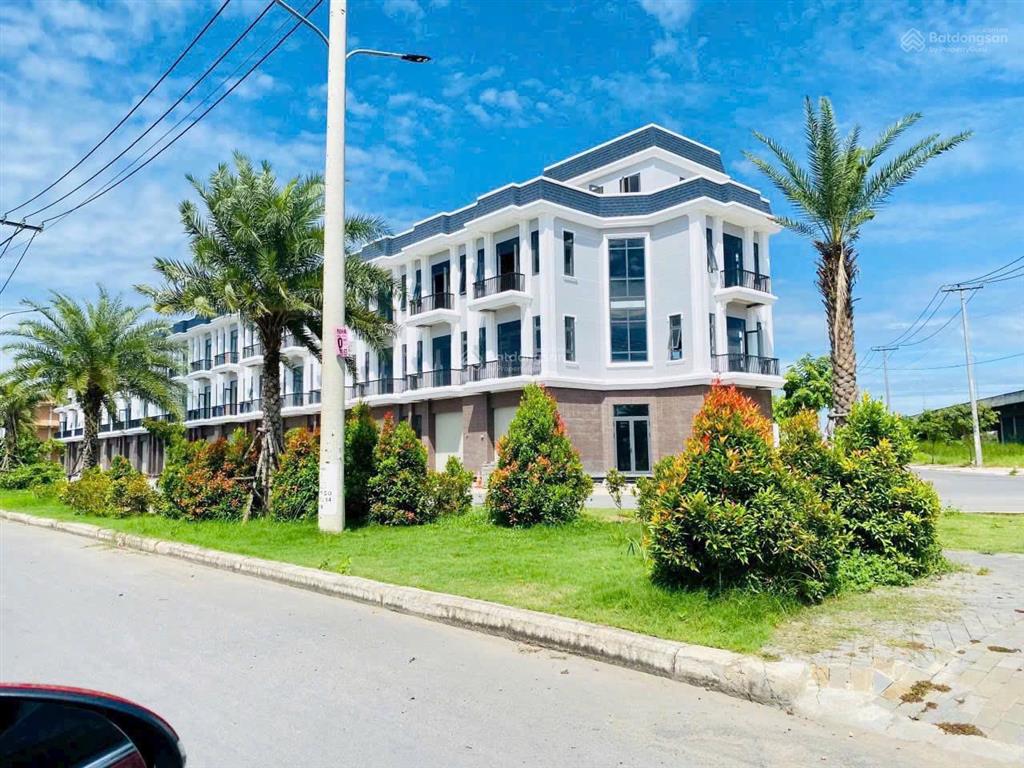 Bán căn shophouse khu the sol mặt tiền 50m giá 4tỷ7 (thương lượng) diện tích 100m2.  0931 112 ***